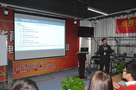 公司副總經(jīng)理顧大元先生代表整個市場部總結(jié)2014年工作